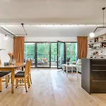 Апартаменти Lumina With Balcony Overlooking The Park *