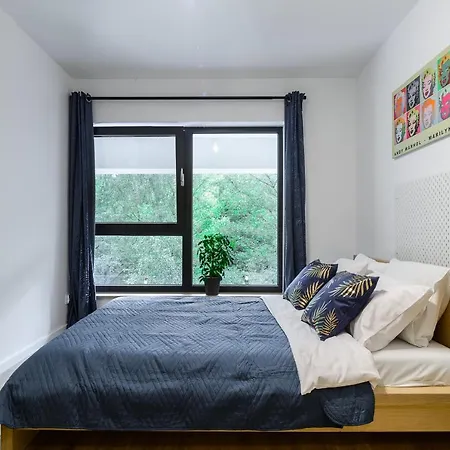 Lumina With Balcony Overlooking The Park Lodz