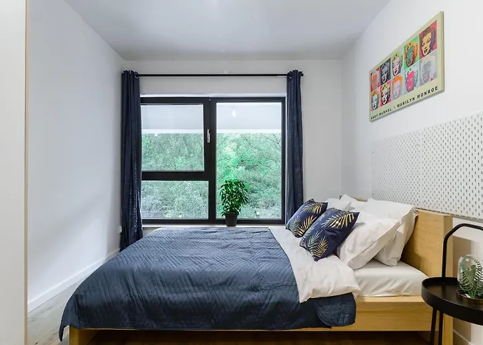 Lumina With Balcony Overlooking The Park Łódź