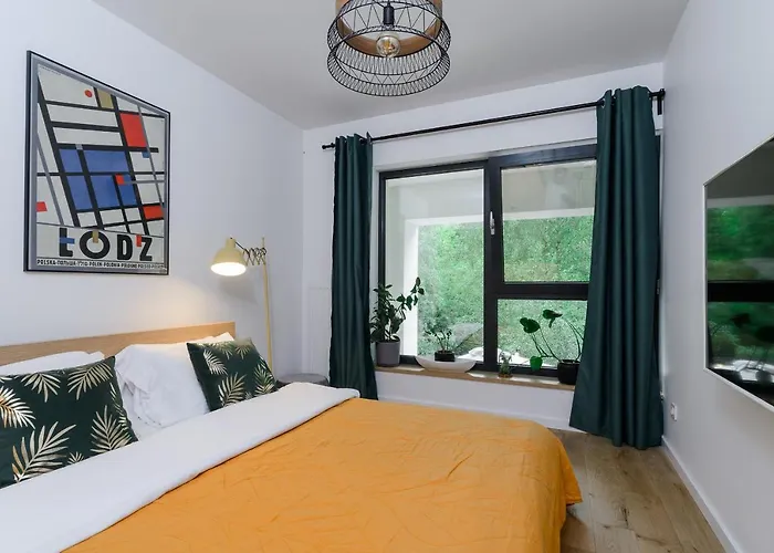 Lumina With Balcony Overlooking The Park * Lodž